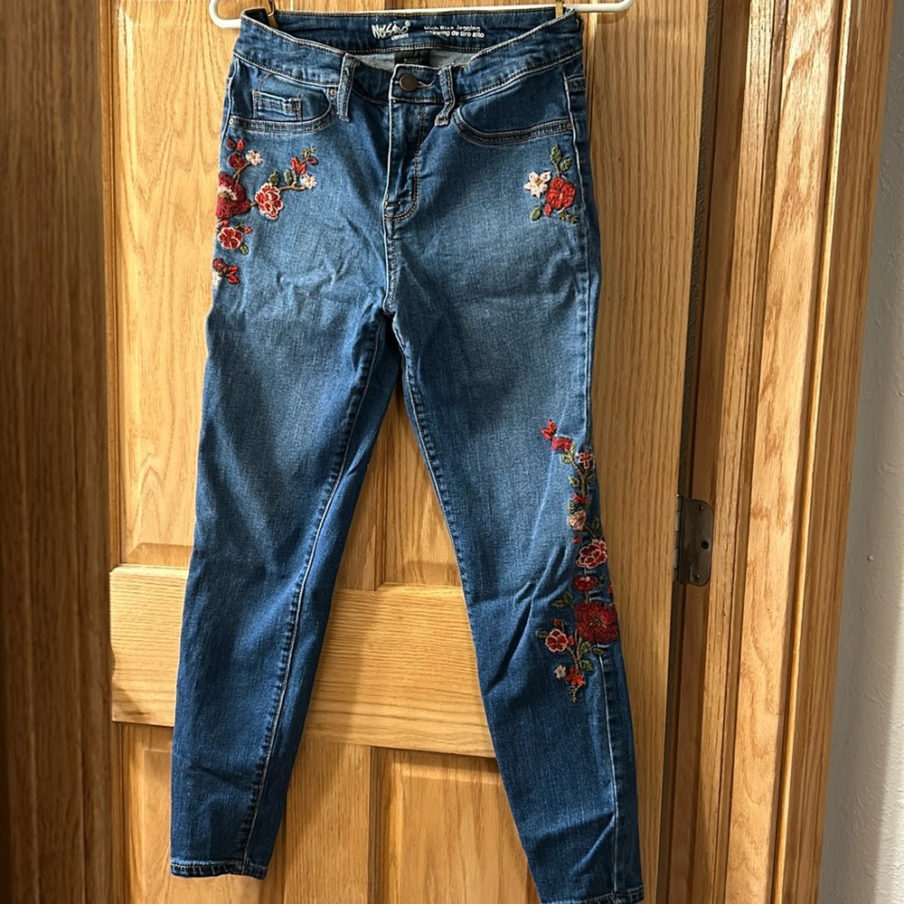 Mossimo embroidered jegging!